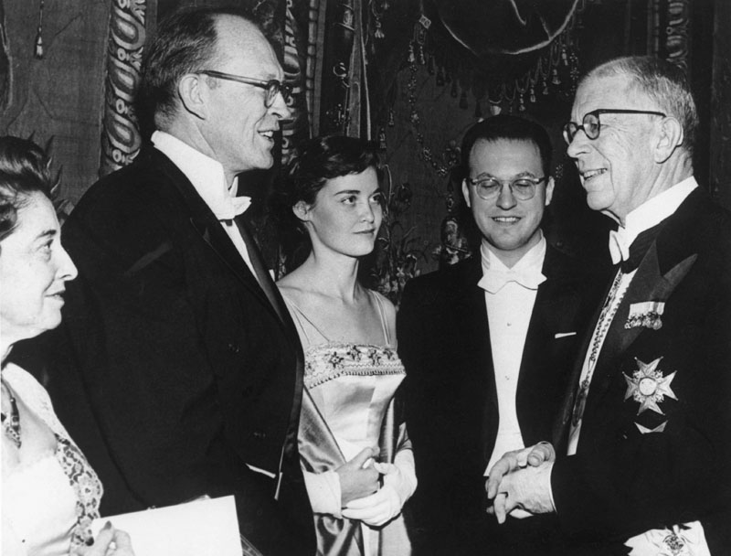 Gala pour la remise du prix Nobel a Stockholm le 10 decembre 1960 : Mme Willard Frank Libby, Willard Frank Libby (prix Nobel de chimie), Mme Donald Arthur Glaser et Donald Arthur Glaser (prix Nobel de physique), le roi Gustave VI Adolphe de Suede Neg:66706PL --- Gala for Nobel prize in Stockholm december 10, 1960 : Mrs Willard Frank Libby, Willard Frank Libby (chemistry Nobel prize), Mrs Donald Arthur Glaser and Donald Arthur Glaser (physics) and king Gustave VI Adolphe of Sweden *** Local Caption *** Gala for Nobel prize in Stockholm december 10, 1960 : Mrs Willard Frank Libby, Willard Frank Libby (chemistry Nobel prize), Mrs Donald Arthur Glaser and Donald Arthur Glaser (physics) and king Gustave VI Adolphe of Sweden
