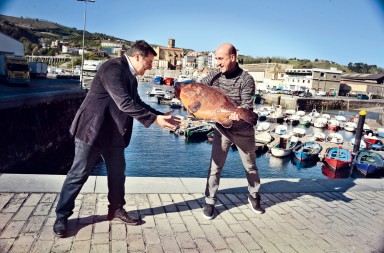 Los hermanos Roca, de ‘pesca’ por Guetaria