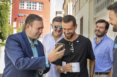 El fundador de Twitter visita el municipio más tuitero del mundo en Granada