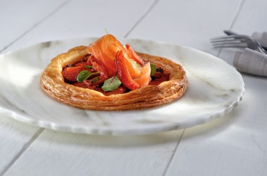 Hojaldre de tomate y pesto de albahaca