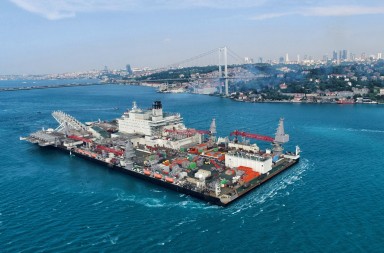 El barco más grande del mundo, ‘a la deriva’ política