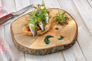 Sardinas sobre tomate y albahaca