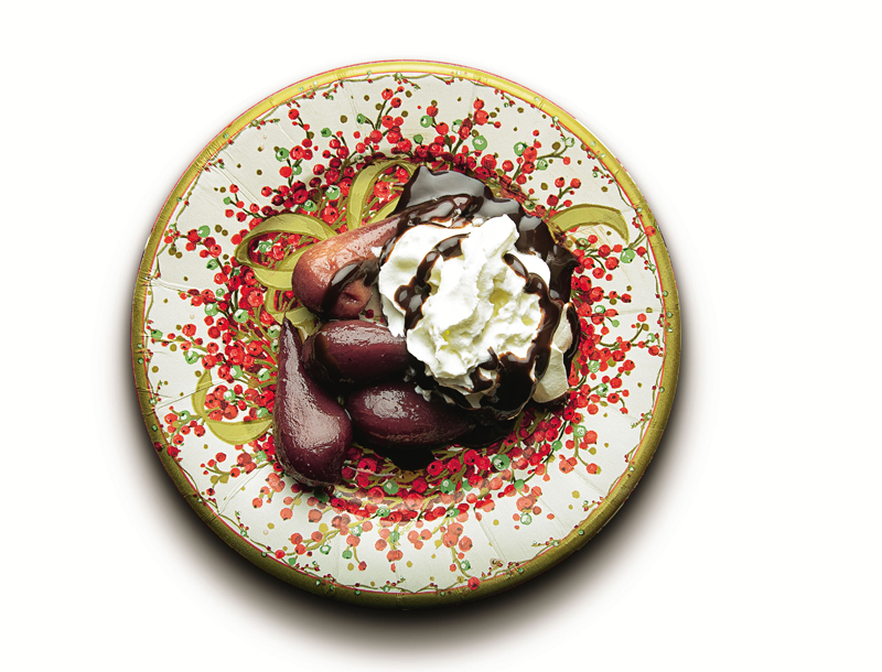 Plato de peras al vino con nata y sirope de chocolate