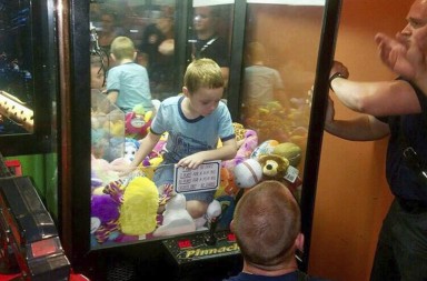 Atrapado en la máquina como un peluche más…