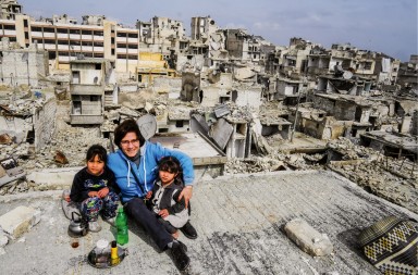 Los católicos de la sudadera azul luchan por reconstruir Alepo
