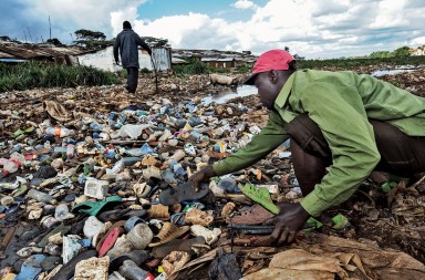 Una plaga de chanclas ataca nuestras playas