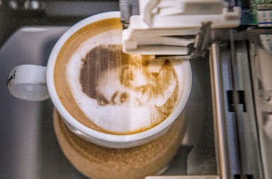 Tu cara hasta en el café