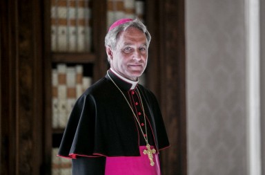 El confidente de los papas pierde oído