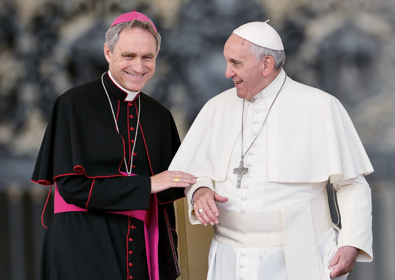 Georg Gänswein, el Clooney del Vaticano, pierde oído