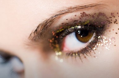 El brillo salta del joyero al maquillaje