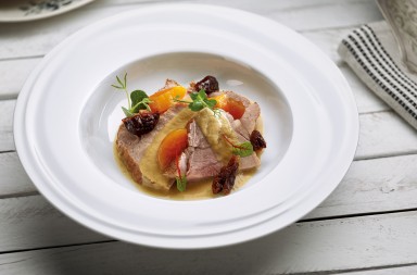 Lomo con ciruelas y melocotones