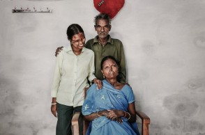 india padre quema con acido a su mujer e hija