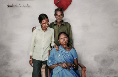 26 años viviendo con el hombre que les destrozó la vida