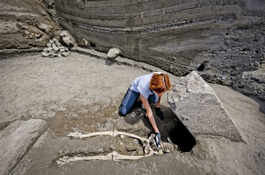 Escapó de la erupción… pero lo mató una roca