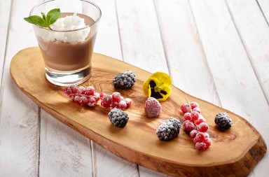 Sopa de chocolate con fruta granizada