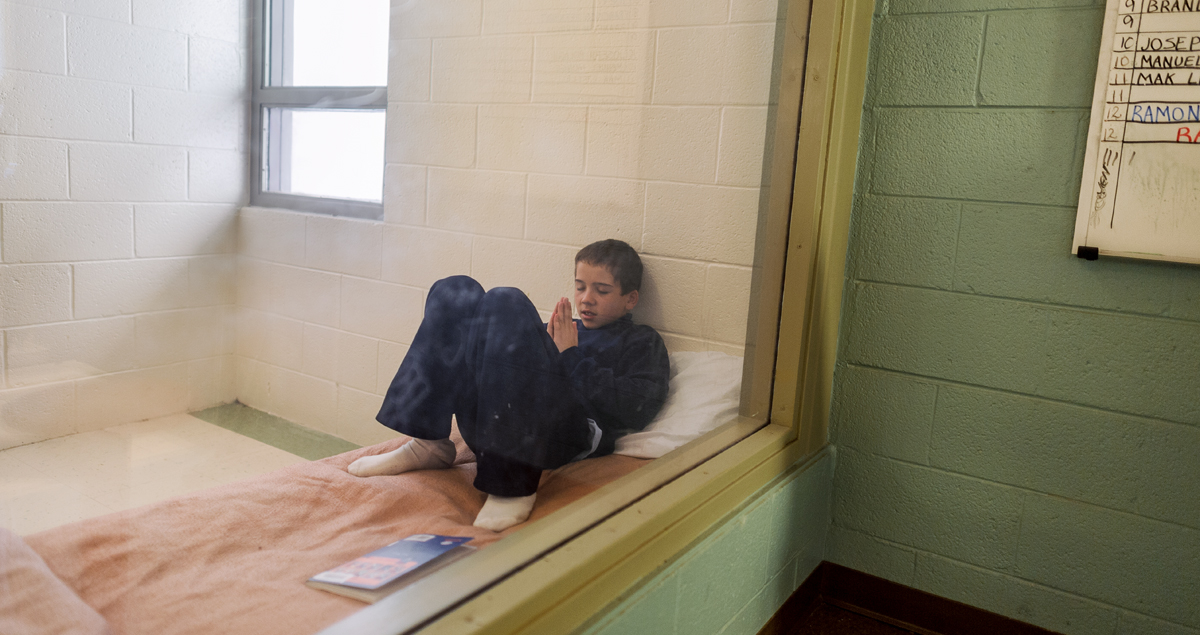 Menor de 13 años encarcelado en EEUU por defender a su madre