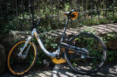 Las bicis chinas han invadido nuestras ciudades, pero ¿quién regula este servicio?