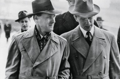 ¿Qué escondían los espías bajo su gabardina?