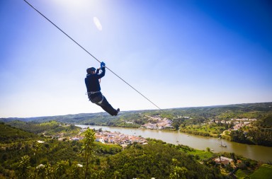 La tirolina que cruza fronteras