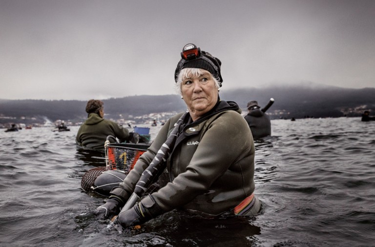 Mariscadoras trabajando juntas
