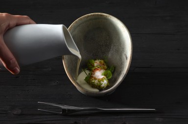 Sopa porrusalda de almendra con vieiras