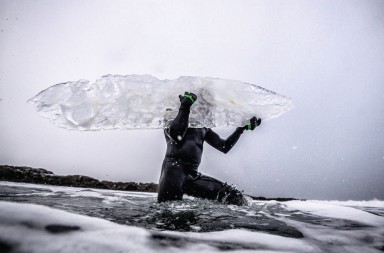 Surfear con tablas de hielo en el Ártico
