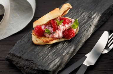 Bollo con requesón y frambuesas