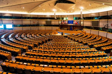 ¿Por qué la mayoría de los parlamentos son semicirculares?