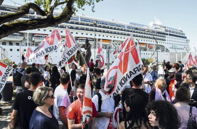 Los venecianos no aguantan más el exceso de turistas