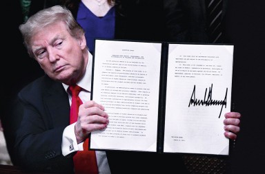 La descomunal firma de Trump y otros autógrafos de famosos