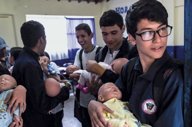 Robots bebés para reducir los embarazos en Colombia