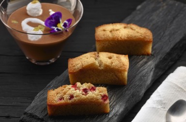 Magdalenas con fresas y coco