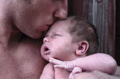 Tener un nivel bajo de testosterona te hace ser mejor padre
