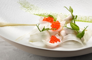 Espárrago blanco con coco, huevas de trucha y ajo