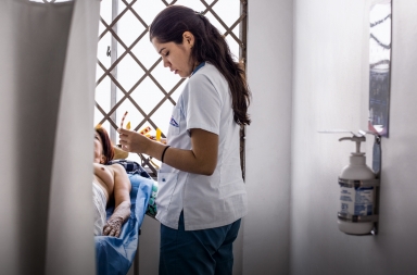 Ciegas que detectan tumores: las mujeres que salvan a otras mujeres