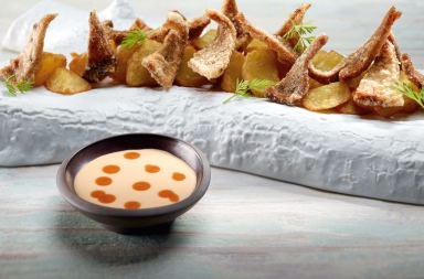 Orejas crujientes de cochinillo con patatas bravas