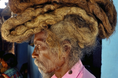 40 años sin lavarse y cortarse el pelo
