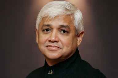 Amitav Gosh: «El drama hoy es que quienes controlan la tierra no la respetan»