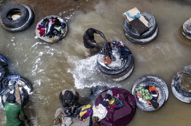 Cientos de hombres en Costa de Marfil se ganan la vida lavando ropa a mano en el río