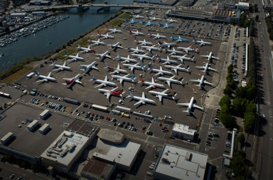 Tras los últimos accidentes aéreos, los Boeing 737 esperan en el aparcamiento de los empleados a ser revisados