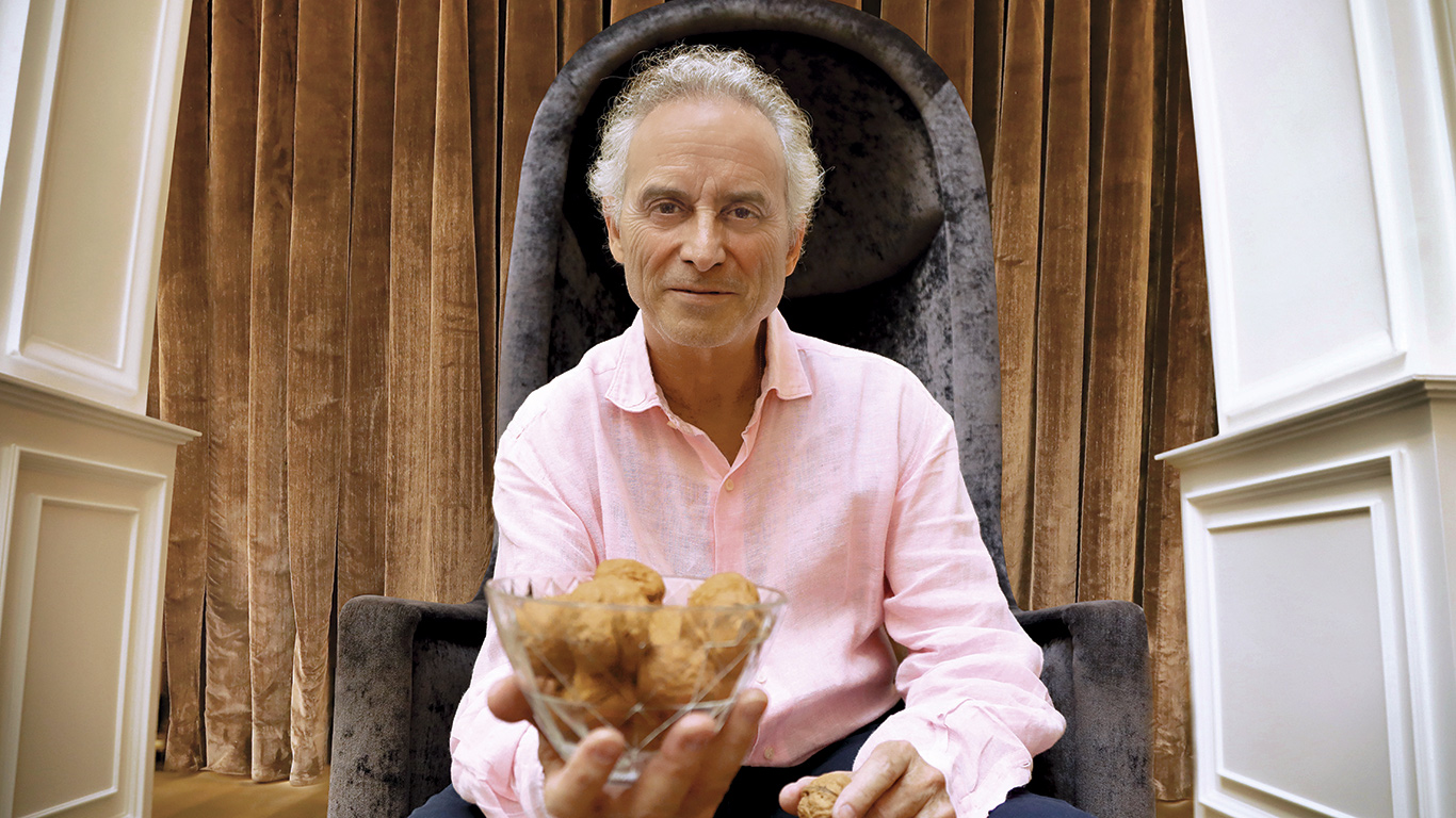 Ildefonso Falcones: «Los óncologos me dicen: ‘Sé feliz, relájate’. ¿Y eso cómo se hace con un tumor?»