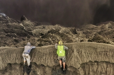 La locura de escalar un volcán en erupción