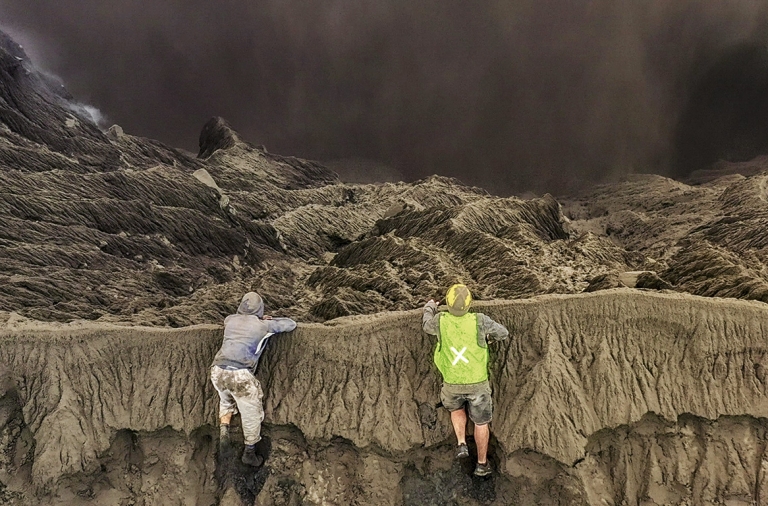 La locura de escalar un volcán en erupción La locura de escalar un volcán en erupción