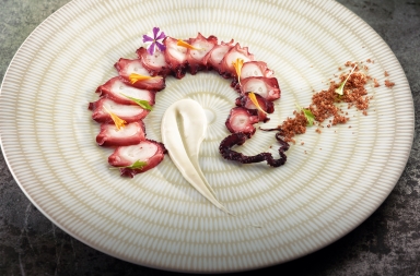 Pulpo con crema de tocineta y parmesano