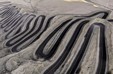 La «carretera que lleva al cielo»: más de 600 curvas a 4200 m de altitud