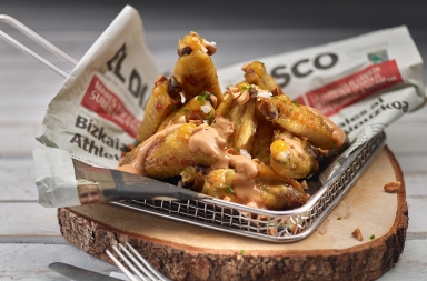 Alas de pollo confitadas con salsa ‘satay’