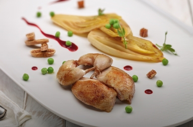 Codornices con endivias y ciruela