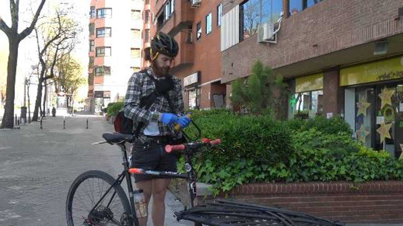 Repartidores, los héroes que nos ayudan a cumplir la cuarentena