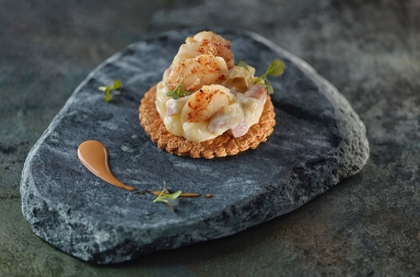 Vieira sobre tostada de aceite y patata