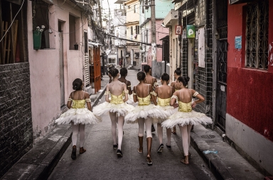 El ‘ballet’ en una de las más peligrosas favelas de Río que hace soñar a las niñas